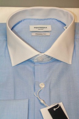 Camisa de vestir celeste con cuello blanco marca Pertegaz