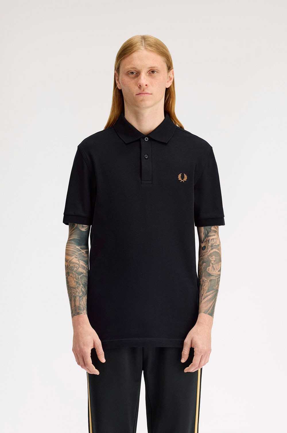 Polo negro Fred Perry corona laurel bordada en caramelo