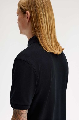 Polo negro Fred Perry detalle espalda