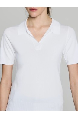 Detalle del polo de punto color blanco Escorpion mujer