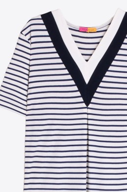 Detalle del escote en pico de vestido rayas marineras Vilagallo