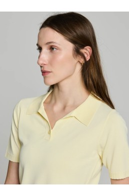 Detalle del polo de punto amarillo claro Escorpion mujer