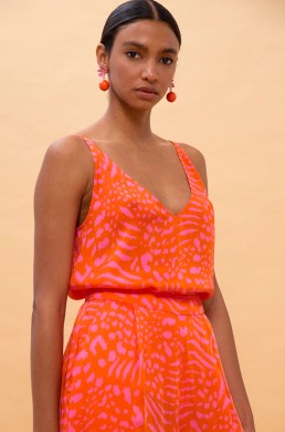 Detalle top animal print Lola Casademunt con escote en pico