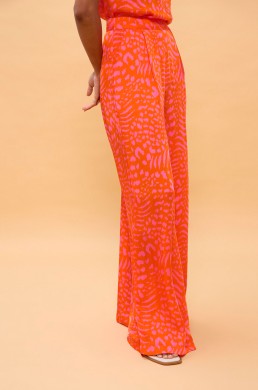 Detalle pantalón ancho estampado Lola Casademunt naranja y rosa