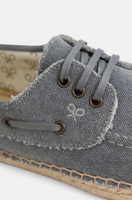 Detalle alpargata náutica azul Silbon con cordones