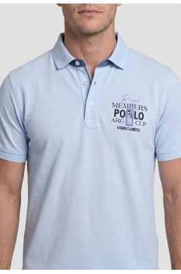 Polo celeste con bordados Valecuatro