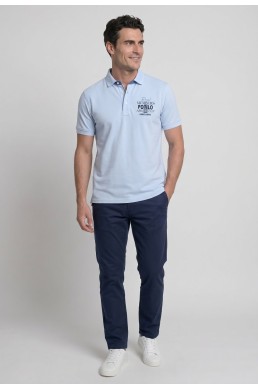 Polo celeste Valecuatro con pantalón azul marino look verano