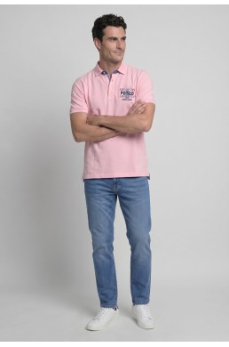Look polo rosa Valecuatro hombre con vaquero azul