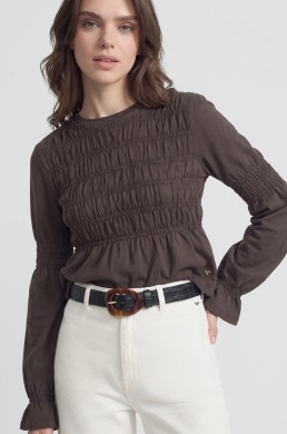 Detalle cuello y tejido fruncido de camiseta Silbon mujer