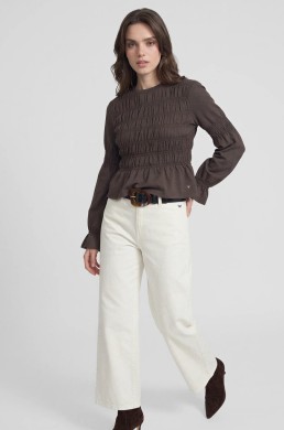 Look camiseta marrón fruncida Silbon mujer con pantalón claro