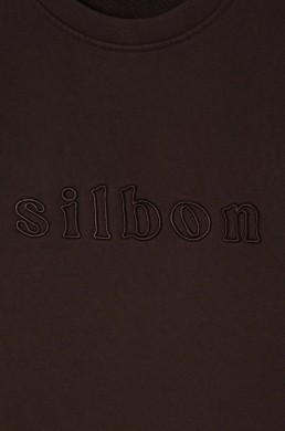Detalle logo bordado a tono en sudadera marrón Silbon mujer