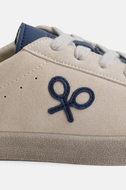 Detalle lateral de zapatillas Silbon hombre de serraje beige