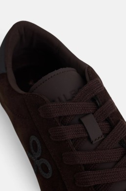Detalle de cordones de zapatillas Silbon hombre de serraje marrón
