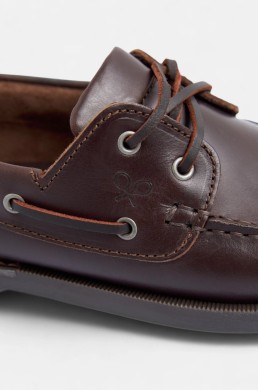 Detalle de cordones y ollados del náutico Silbon marrón