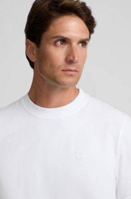 Detalle minilogo parche camiseta blanca Silbon hombre