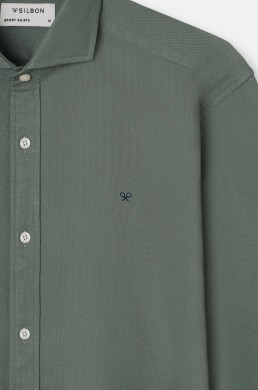 Detalle camisa verde con raquetas bordadas Silbon hombre