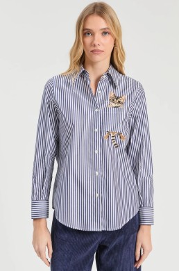 Camisa Vilagallo rayas azules con bolsillo y gato bordado
