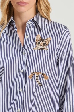 Detalle bordado gato camisa rayas Vilagallo mujer