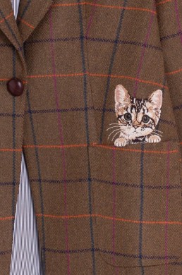 Detalle gato bordado chaqueta cuadros camel Vilagallo