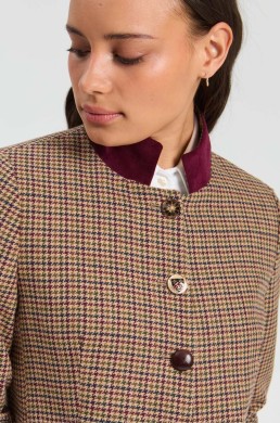 Detalle cuello terciopelo burdeos chaqueta Vilagallo