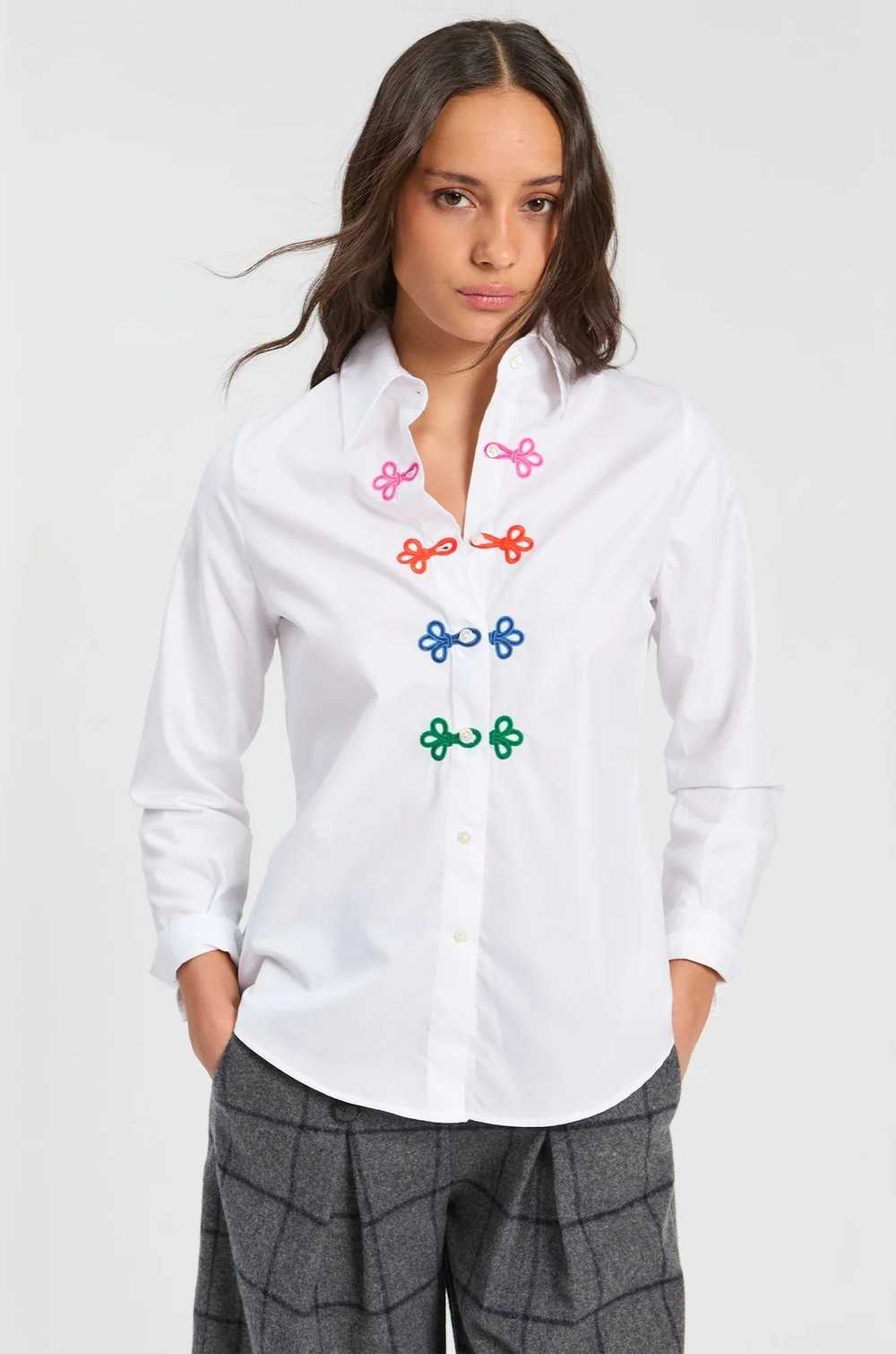 Camisa blanca alamares multicolor Vilagallo mujer