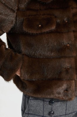 Detalle pelo sintético y bolsillos chaqueta Vilagallo