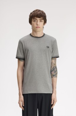 Camiseta gris doble ribete Fred Perry hombre vista frontal