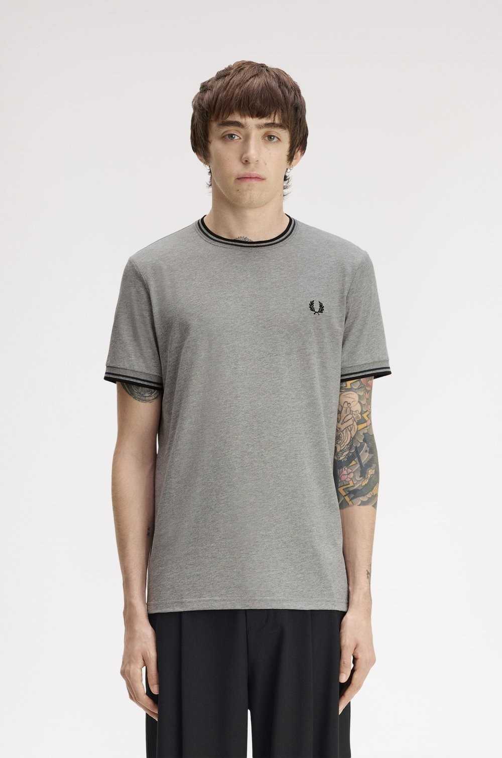 Camiseta gris doble ribete Fred Perry hombre vista frontal