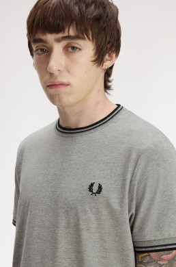 Detalle cuello doble ribete camiseta gris Fred Perry