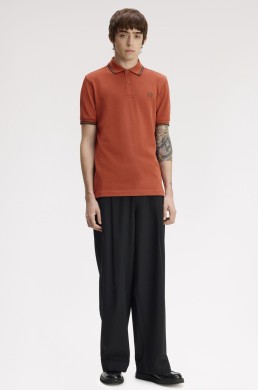 Polo color brandy doble ribete Fred Perry