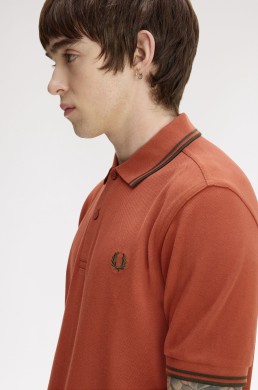 Detalle polo brandy Fred Perry con corona de laurel