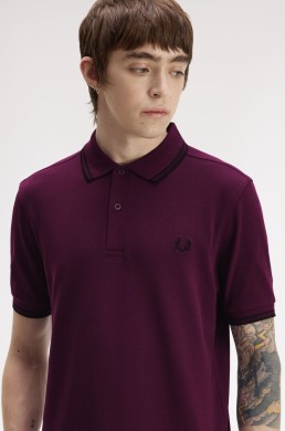 Detalle polo ciruela Fred Perry hombre M3600 84C