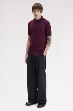 Polo manga corta Fred Perry color ciruela con ribetes