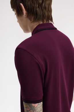 Polo color ciruela Fred Perry hombre vista trasera