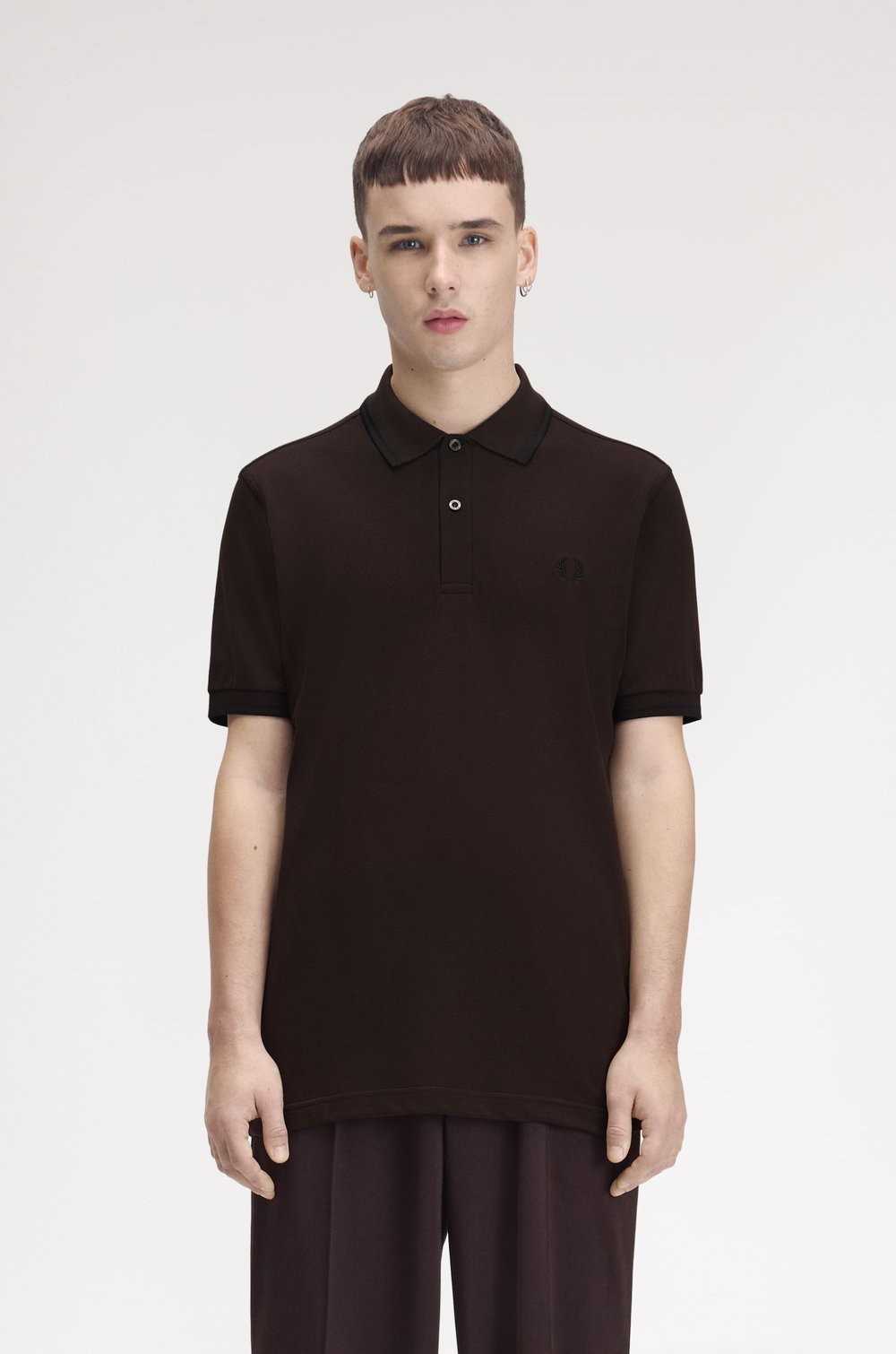 Polo marrón Fred Perry hombre vista frontal