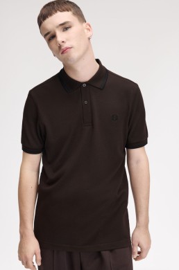Polo marrón doble ribete Fred Perry hombre