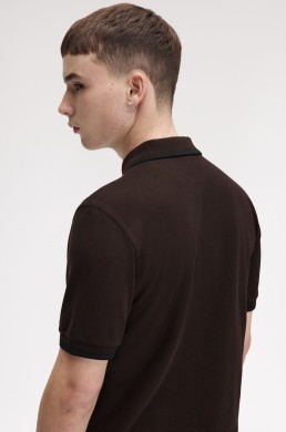 Polo marrón Fred Perry hombre vista trasera M3600 86C