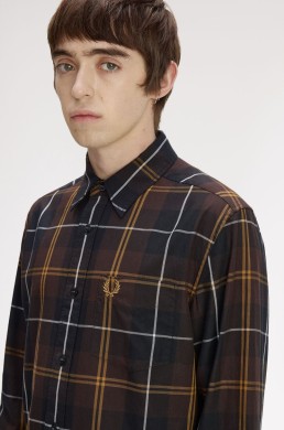 Detalle camisa tartán marrón Fred Perry hombre