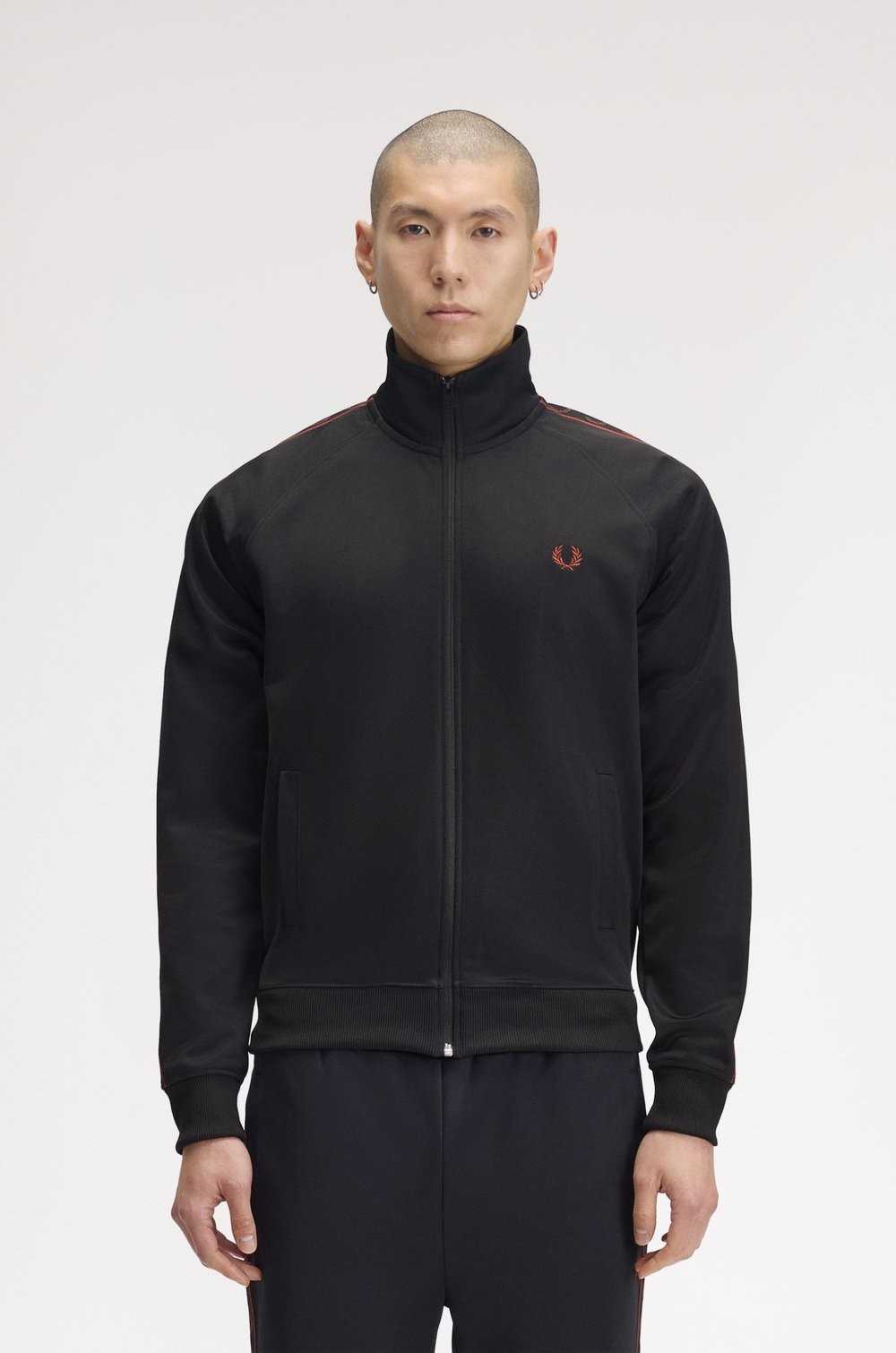 Chaqueta chándal negra Fred Perry hombre vista frontal