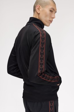 Detalle cinta deportiva chaqueta negra Fred Perry hombre