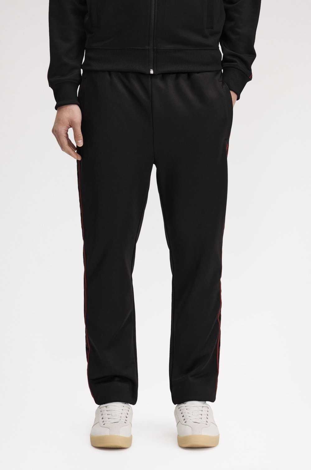 Pantalón chándal negro Fred Perry hombre vista frontal