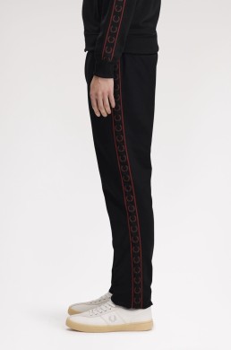 Pantalón negro cinta coronas de laurel Fred Perry hombre