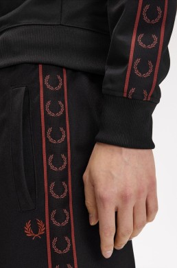 Detalle cinta deportiva pantalón negro Fred Perry hombre