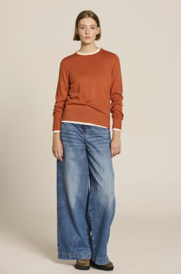Look jersey teja Escorpion con pantalón vaquero