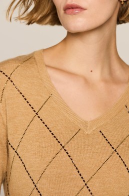Detalle rombos hotfix jersey camel Escorpion mujer