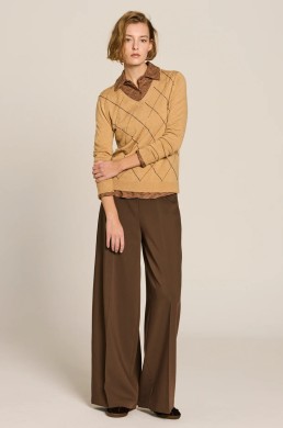 Jersey camel rombos Escorpion mujer look completo
