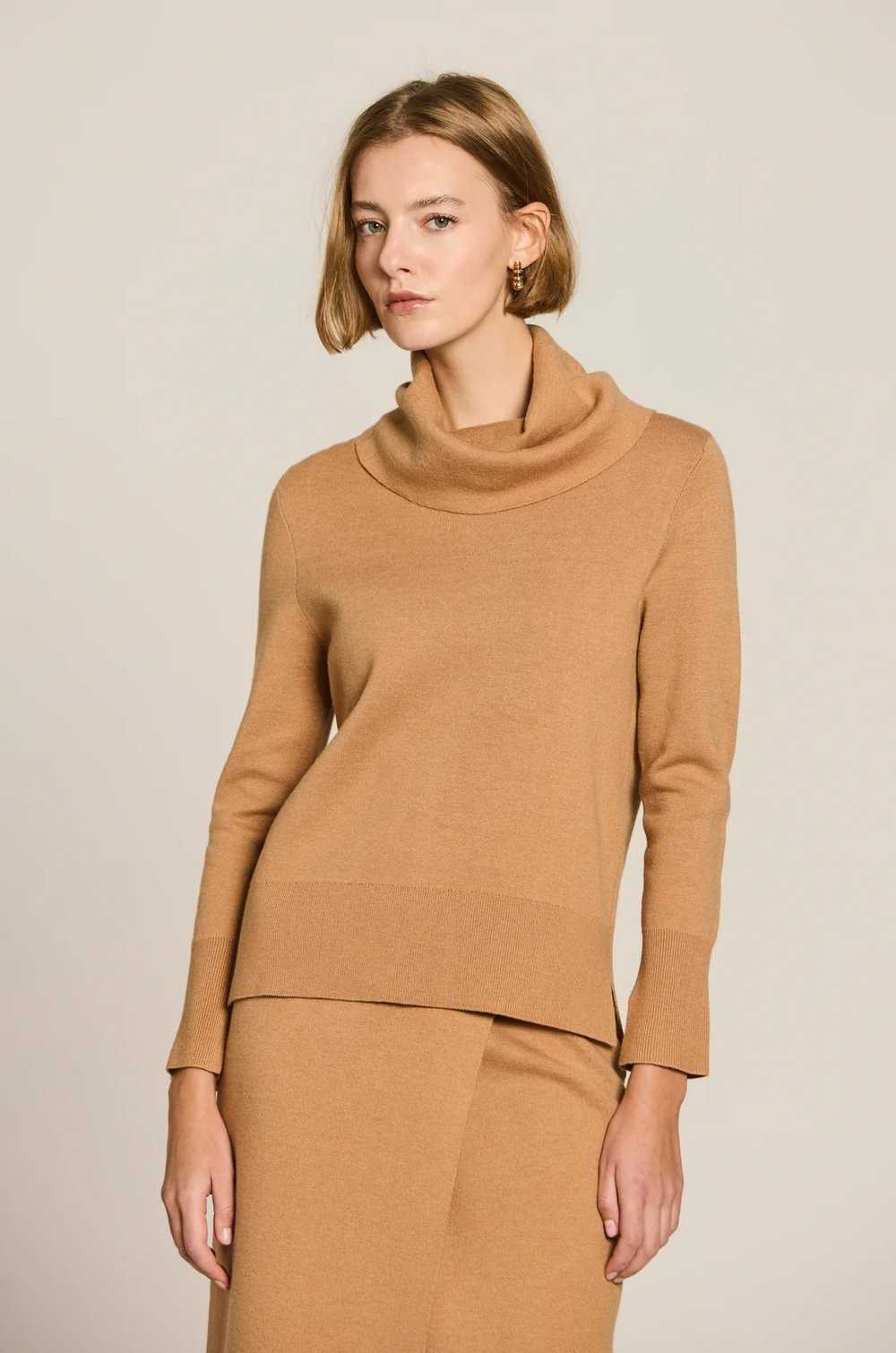 Jersey cuello vuelto camel Cloe Escorpion mujer