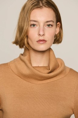 Detalle cuello vuelto jersey camel Cloe Escorpion