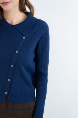Detalle jersey azul Hongo con cuello camisero y botones