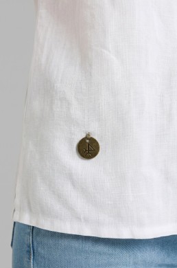 Detalle blusa blanca de lino Valecuatro